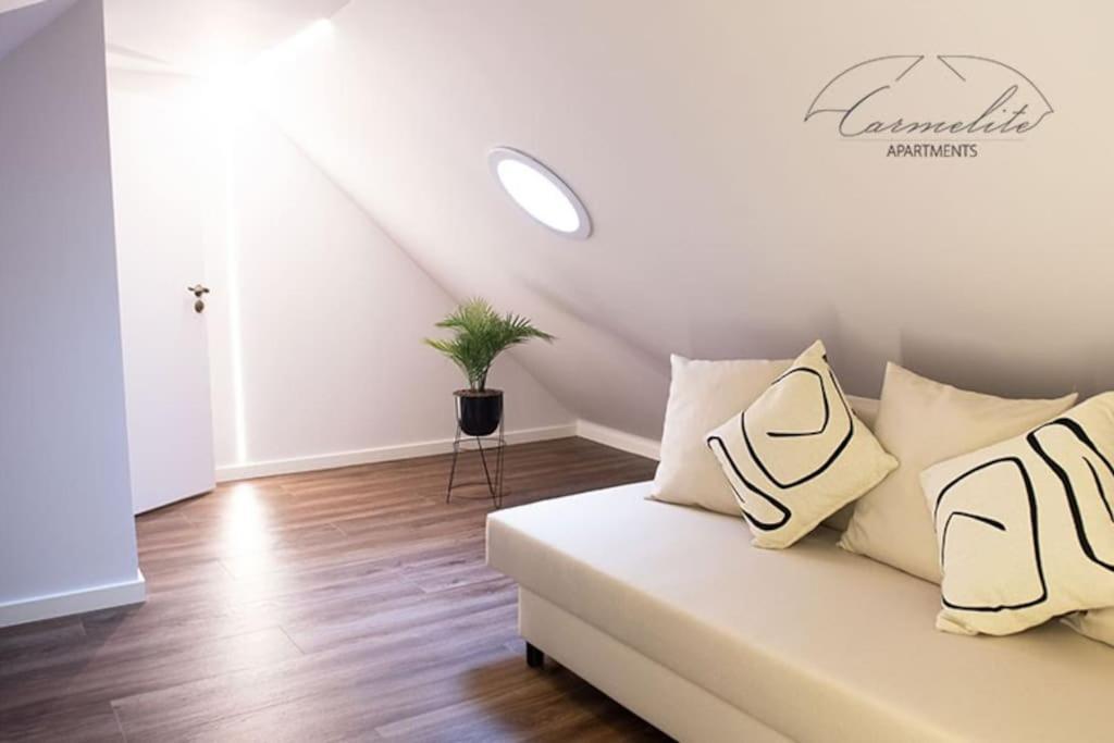Spacious Sky Carmelite Apartment